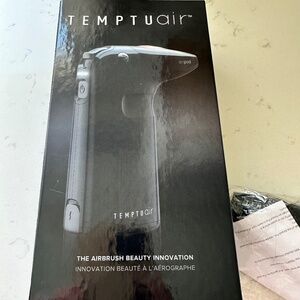 Airbrush for makeup artists.TEMPTUAIR
